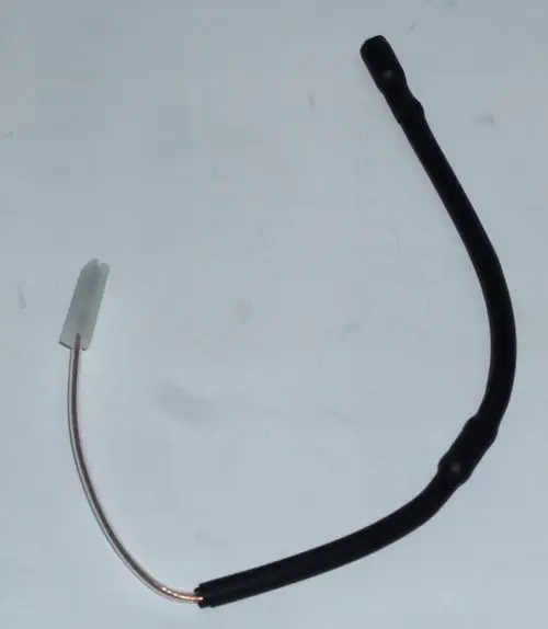 Zündelektrodenkabel von Daikin mit einem Ende aus Kunststoff und einem metallischen Draht, geeignet für verschiedene Heizsysteme.